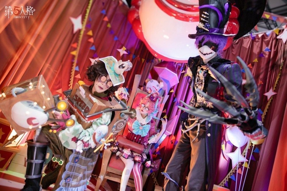 杰克与法罗夫人同台登场，烟雾与灯光营造出神秘诡谲的氛围