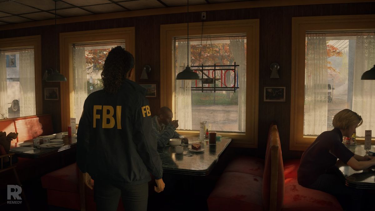 《心灵杀手2》在PS5 Pro上运行的实机画面，昏暗森林中主角手持手电，光影与雾气交织，营造出极强的紧张氛围