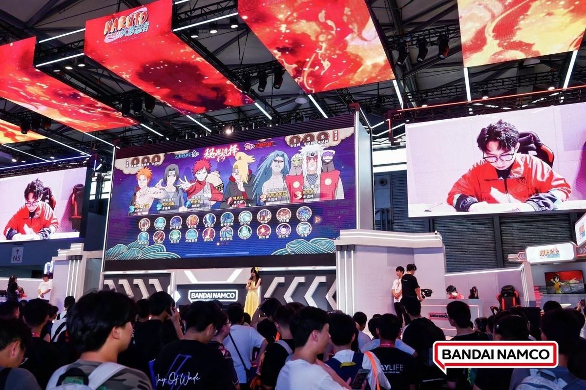 模特身穿《火影忍者手游》限定服装走秀，舞台灯光绚丽，观众热烈鼓掌