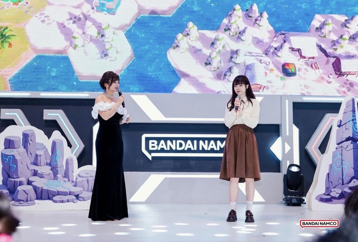 加布兽人偶与小朋友互动，现场气氛温馨欢乐