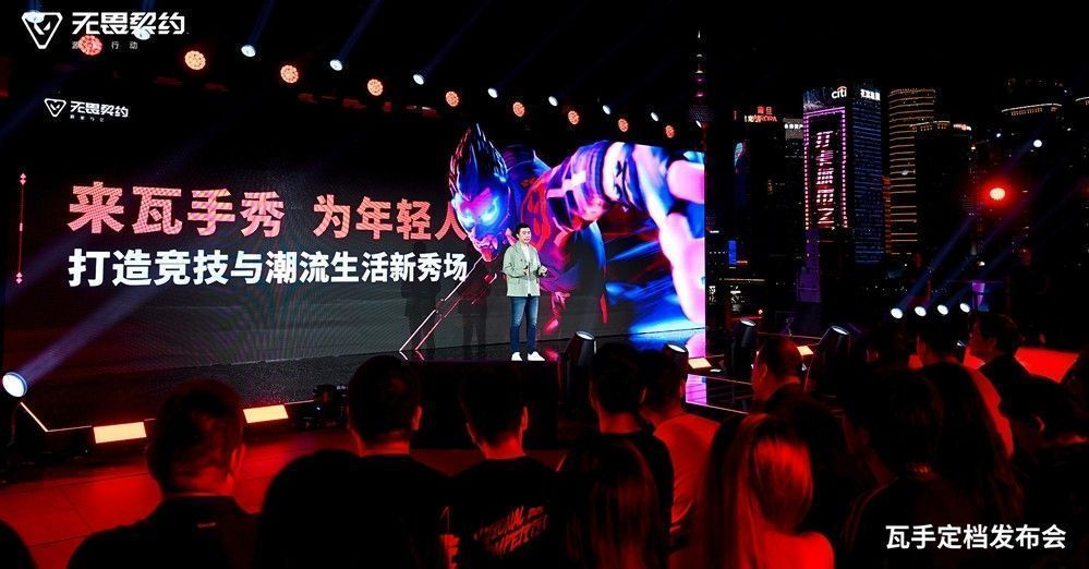 玩家在电竞馆体验《无畏契约手游》，周围布满游戏主题装饰