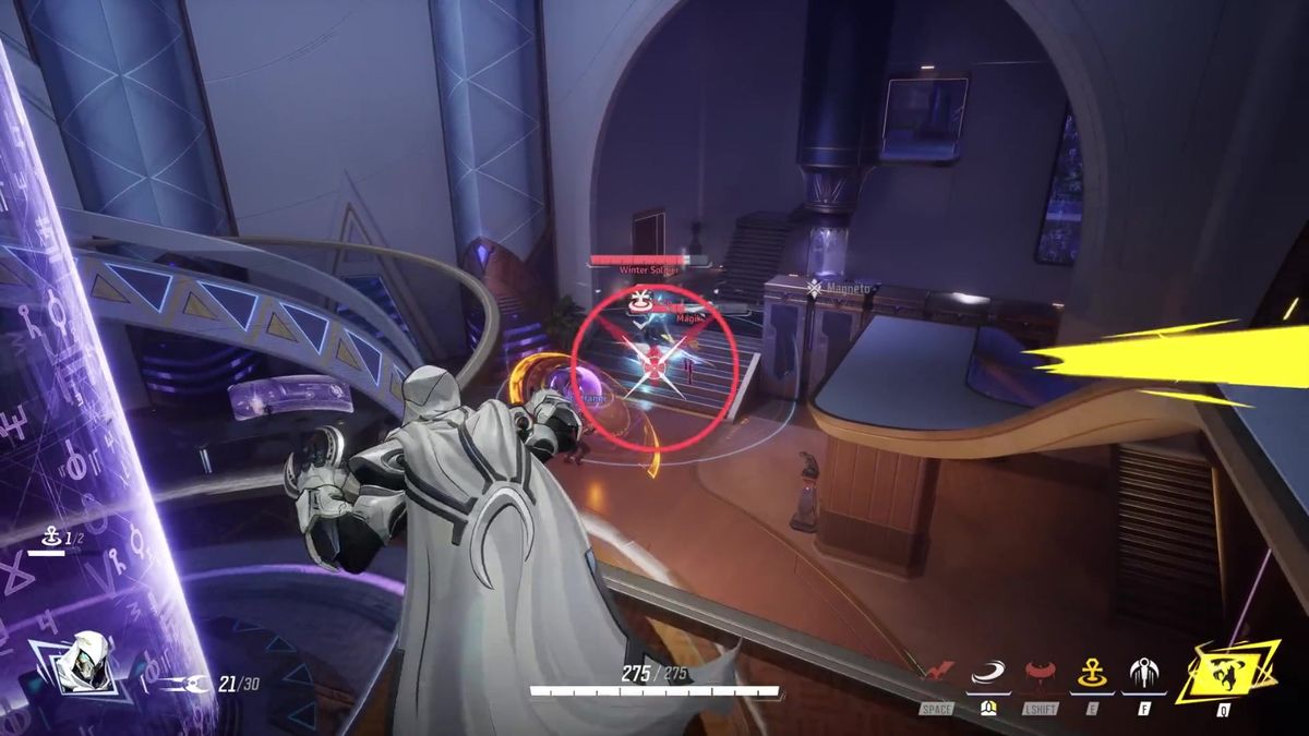 角色背面特写，披风上有古老象形文字图案，肩甲刻有孔苏之眼