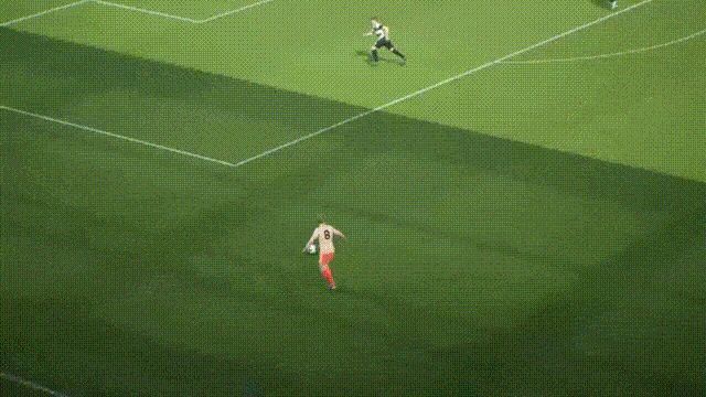 范巴斯滕在禁区边缘接球后凌空抽射，皮球从极小角度飞入球门，守门员望尘莫及