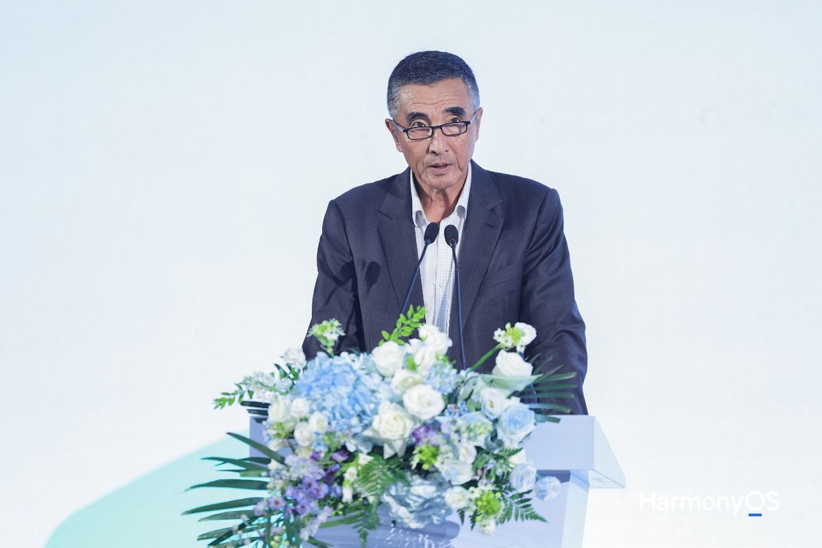 鸿蒙游戏策划不设防开放日活动现场全景，嘉宾齐聚舞台，现场氛围热烈