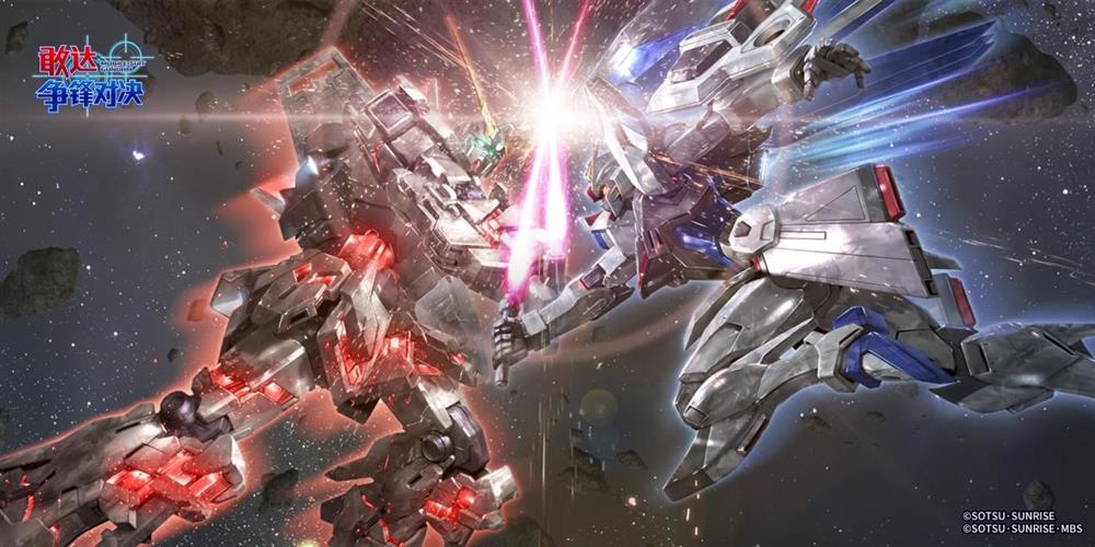 两名玩家在敢达争锋对决比赛区激烈对战，周围观众围观点评，气氛紧张