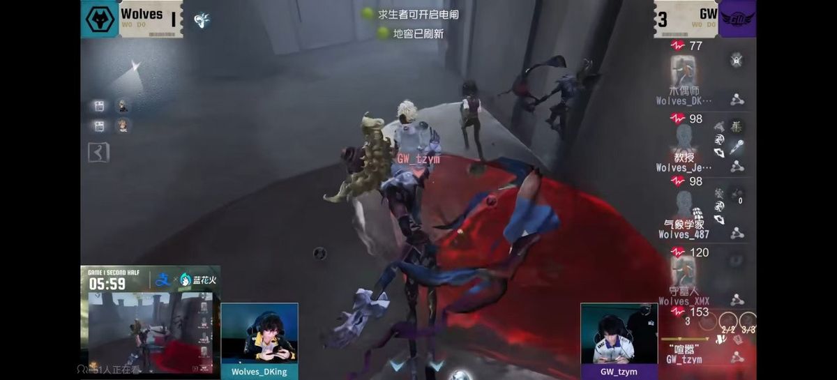 守墓人站在大门前扛刀，木偶师趁机从门后逃脱，背景中地窖已开启，团队配合默契