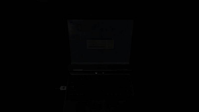 角色在昏暗地下室中探索，手电筒照亮墙壁上的涂鸦和血迹，氛围紧张