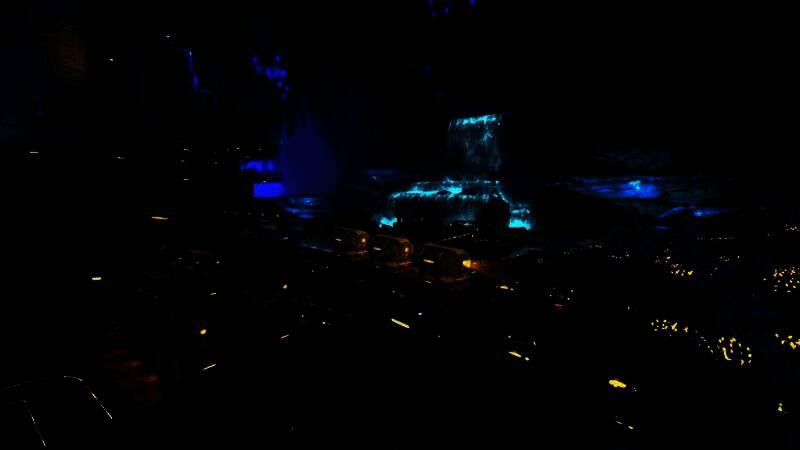 玩家在《星核工厂》中使用黑洞枪挖掘地形，周围是发光的岩壁与漂浮的机械装置