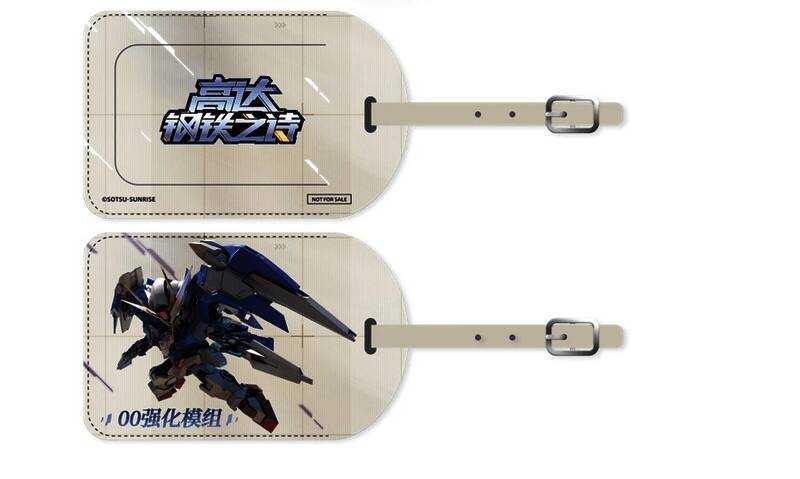 玩家在展台前体验游戏，工作人员展示周边奖品，现场氛围热烈