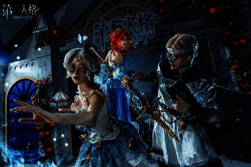 COSER扮演的红蝶在展台中央起舞，裙摆飞扬，灯光聚焦，周围观众举手机拍摄