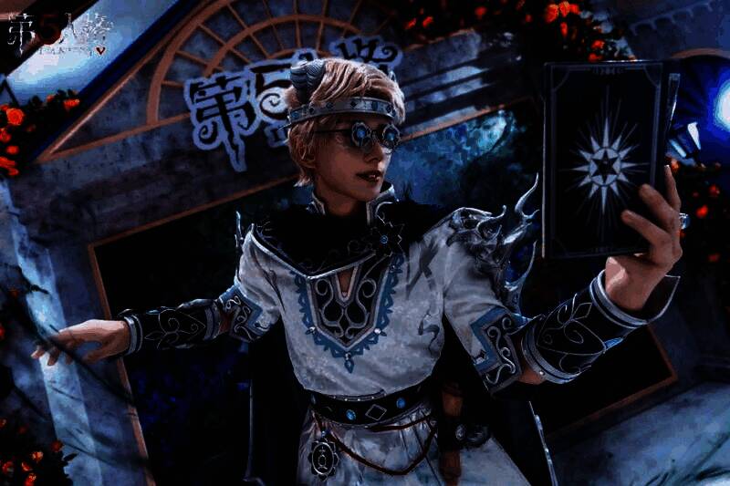 玩家与扮演“医生”的COSER合影，笑容灿烂，背景为节气主题布景墙