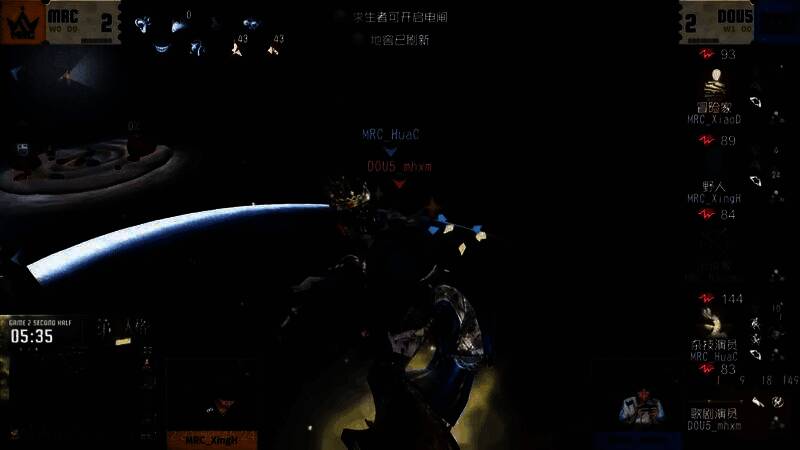 歌剧演员从大门内闪现而出，回身一刀精准命中正欲逃脱的杂技演员，完成极限拦截