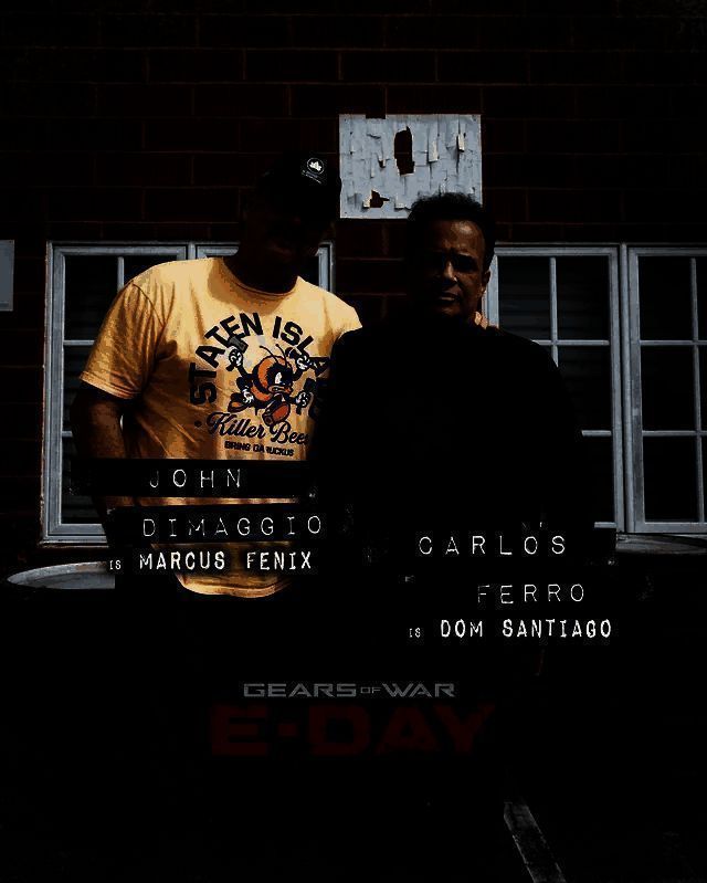 两位配音演员John DiMaggio与Carlos Ferro的工作照，展示他们在录音室中专注配音的瞬间