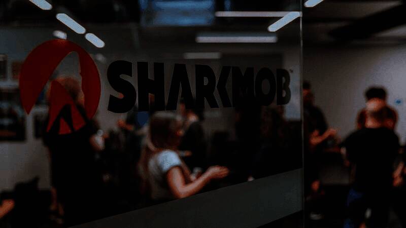 Sharkmob London工作室外景图，建筑现代风格，门前有公司标识