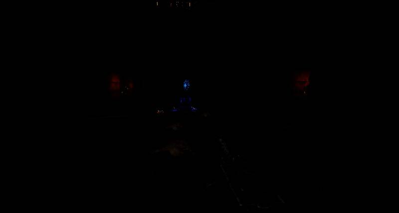 主角在火焰爆炸中翻滚躲避，枪口喷射出蓝色能量弹