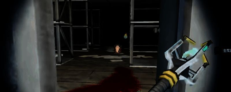 《非生物因素》游戏中餐厅隐藏房间的内部视角，昏暗的灯光下可见破旧桌椅与墙上的奇怪涂鸦