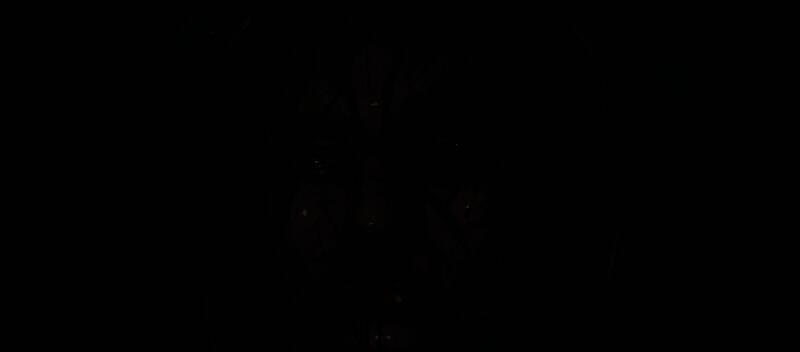 主角在月光下与持斧怪物对峙，背景为枯树与迷雾，像素风格细腻，光影对比强烈