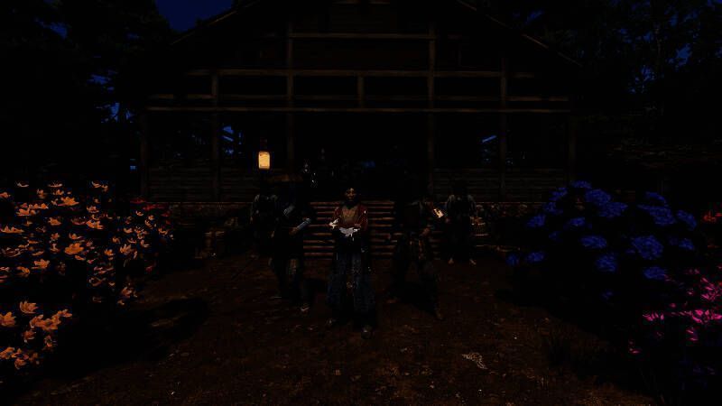 玩家角色手持武士刀与敌人对峙，背景为燃烧的村庄，凸显紧张战斗氛围