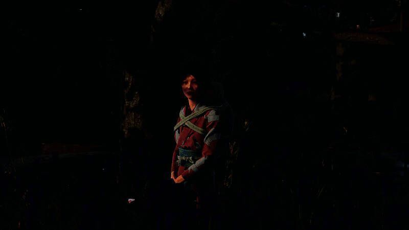 多名玩家角色在工地上协同建造大型木屋，展现合作建设的热闹场面