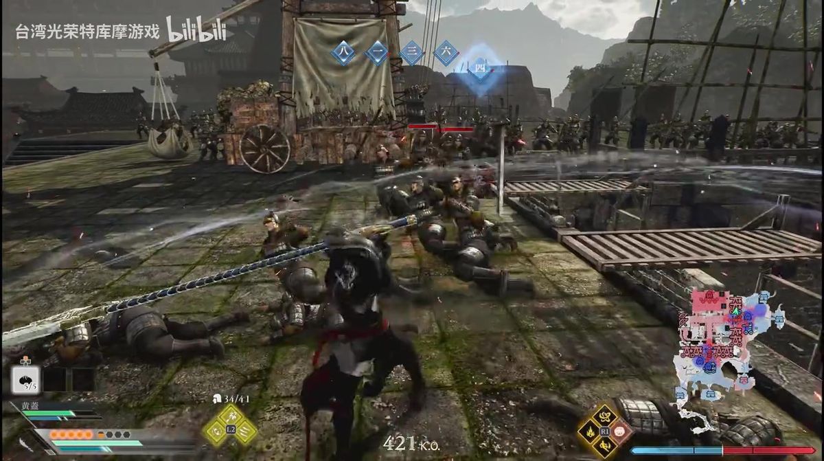 夜晚战场燃起熊熊烈火，主角跃入敌群发动终结技，光影效果震撼