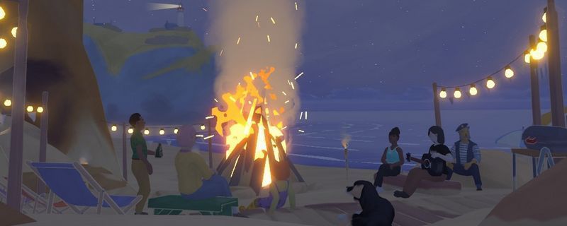 《小小书店》中莫伊拉站在书架旁的温馨场景，周围环绕着书籍与柔和灯光，氛围宁静而神秘