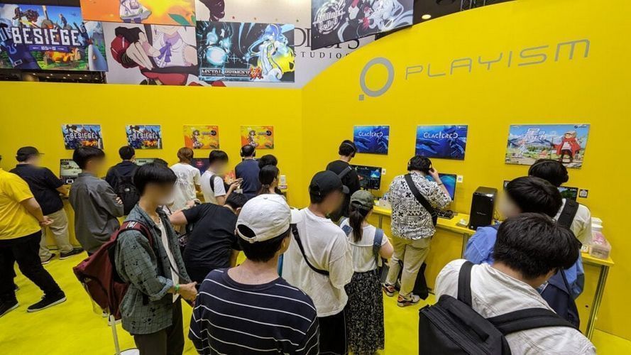 “宁静之海”场景截图，角色在发光水母群中缓缓前行，远处可见沉没的城市轮廓与神秘光柱