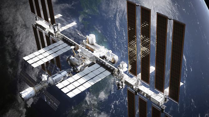 玩家在空间站内部漂浮移动，周围是各种科学仪器和控制面板