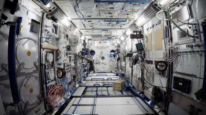 宇航员视角下的实验操作界面，正在进行微重力环境下的液体实验