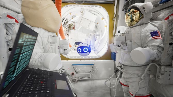 空间站生活区细节展示，包括睡眠舱、食物包和日常用品