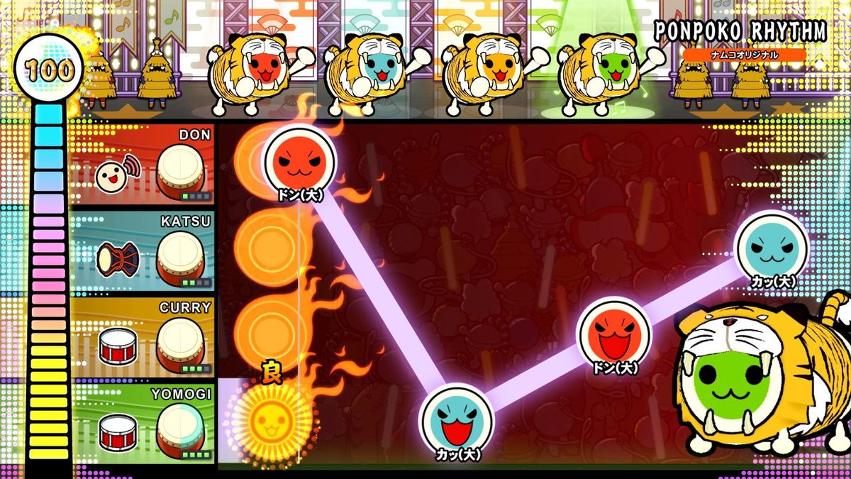 两名玩家在客厅合作游玩，使用手柄与鼓控制器共同演奏，画面洋溢着欢乐氛围