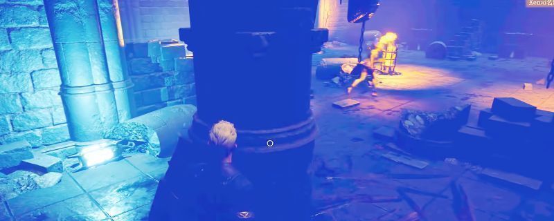 《地下城追踪者》游戏界面中玩家在地下城场景内探索，周围可见绿色光柱与散落的冒险家尸体，环境昏暗充满神秘感