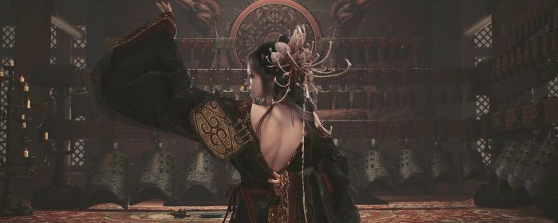 《古剑》游戏画面展示：一名身着玄袍的角色立于幽冥之境，周围环绕着古老符文与飘散的魂火，远处可见牛头马面的身影缓缓前行