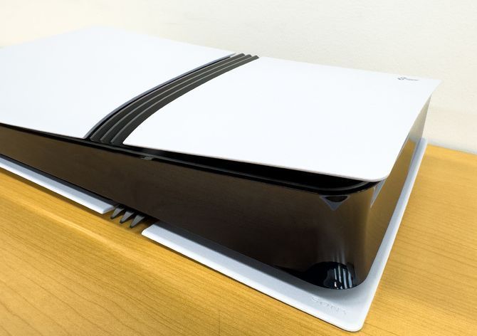 PS5 Pro主机正面展示，整体造型延续PS5设计语言但体积更小巧