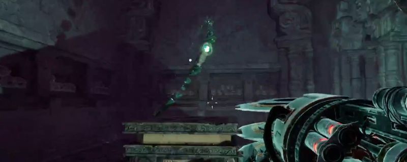 《深渊之潮》中战弓武器展示图，银色长弓附带幽蓝色能量纹路，背景为深邃洞穴与发光符文壁画