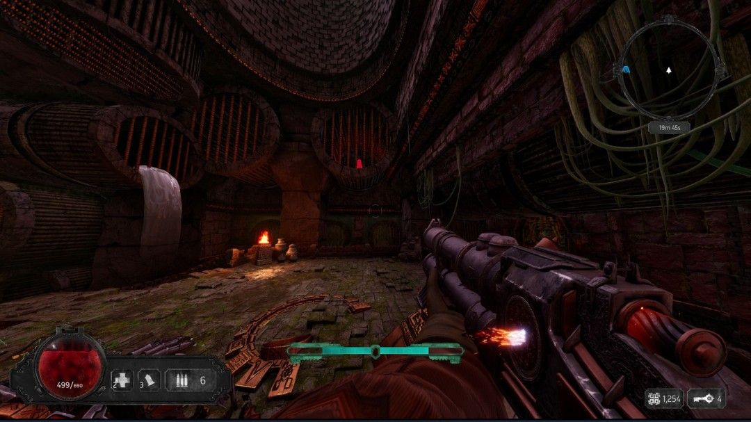 高台视角俯瞰房间，水晶2位于上方金属格栅中，散发紫色光芒，背景可见部分机关结构