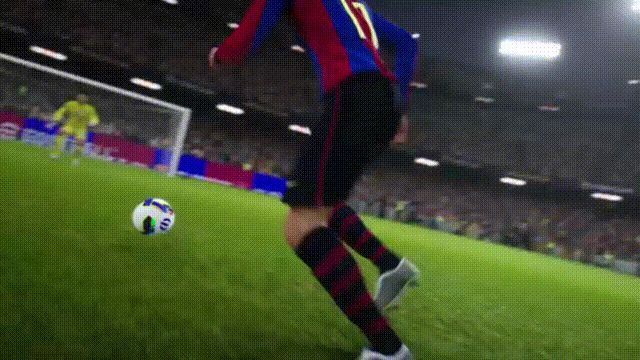 里瓦尔多在禁区内连续盘带，晃开三名防守球员后低射破门