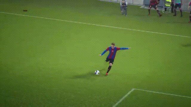 里瓦尔多接球后冷静调整，左脚推射远角得分，动作流畅一气呵成