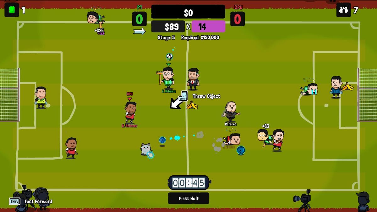 一群动物混战在球场中央，足球高高飞起