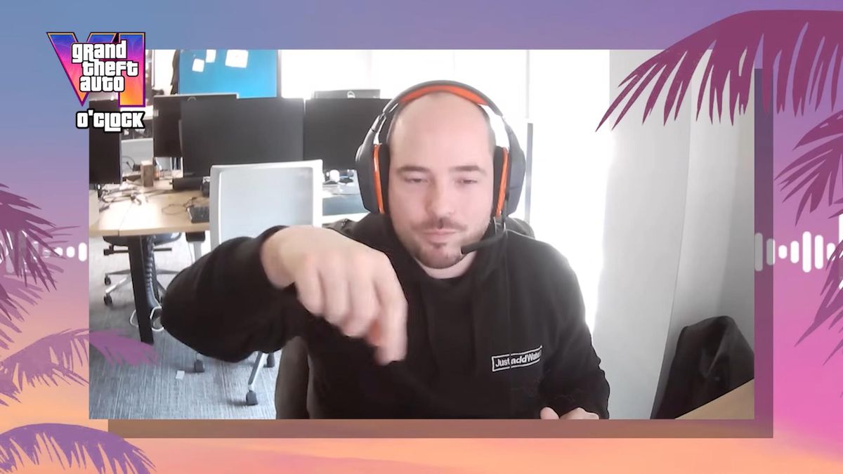 《荒野大镖客：救赎2》主角亚瑟·摩根站在山巅远眺，夕阳洒在广袤的荒野大地上，画面壮丽而孤独