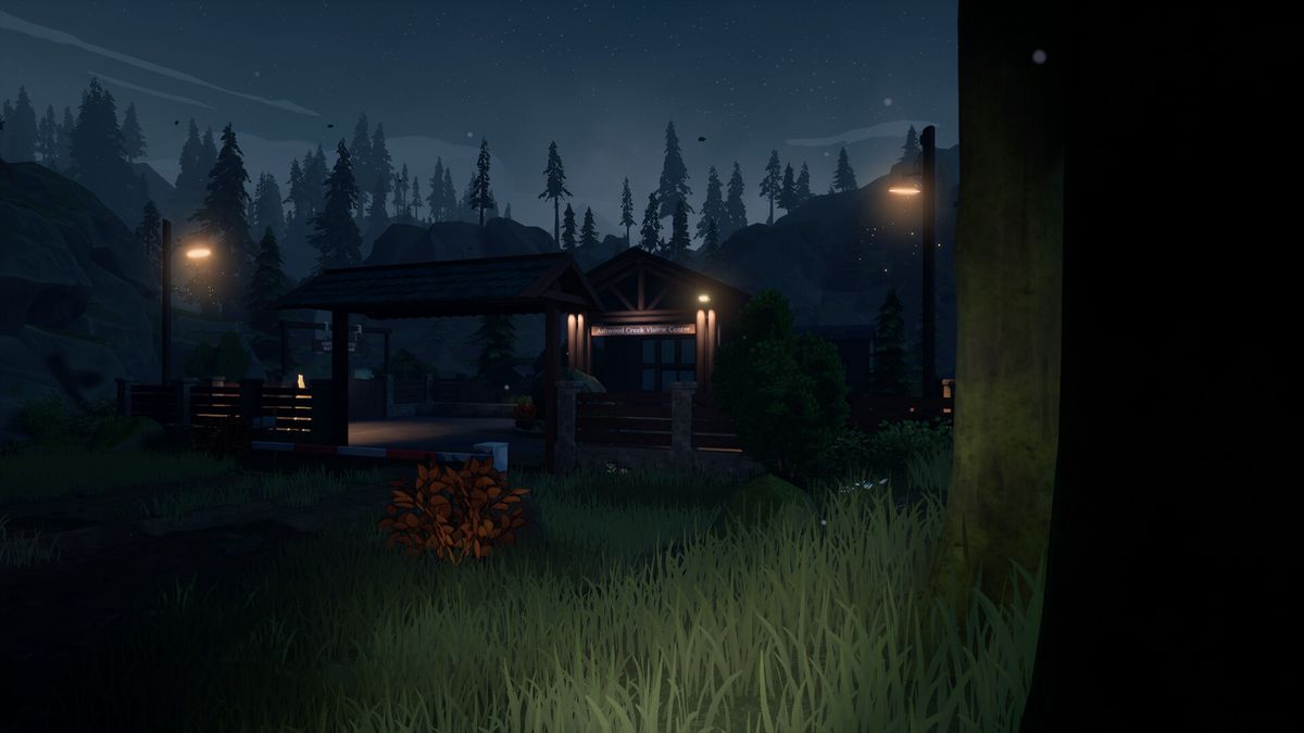 主角在森林中奔跑，身后传来低语声，手电筒光束扫过树干上刻着的神秘符号