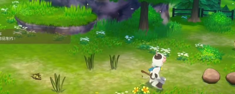 《牧场物语 来吧！风之繁华集市》中玩家在农场空地上准备种植树苗的画面，周围为整齐的农田格子，中央已耕好的土地显示可种植状态