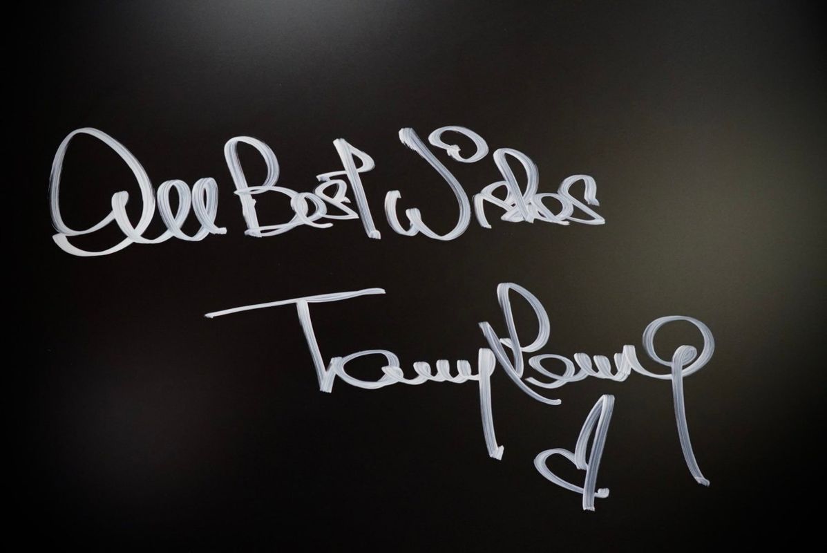 多人合影场景，包括工作人员与嘉宾共同留影