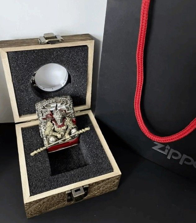 《黑神话：悟空》主题打火机正面特写，金属质感表面刻有齐天大圣字样和神话题材浮雕