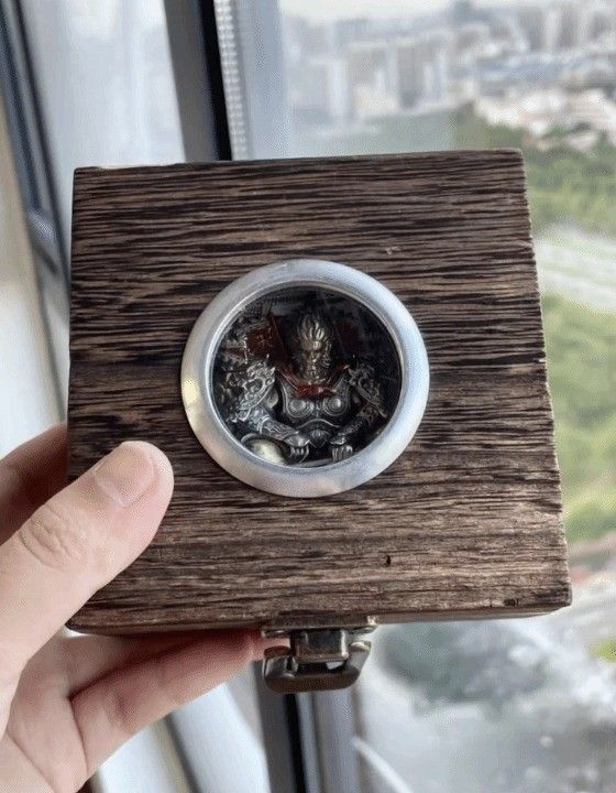 打火机背面浮雕图案，展现金箍棒与筋斗云交织的艺术设计