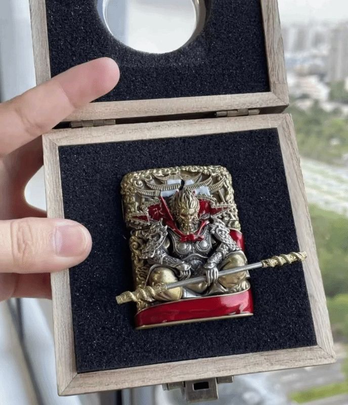 整机摆拍展示，置于黑色绒布上凸显高端质感与收藏价值