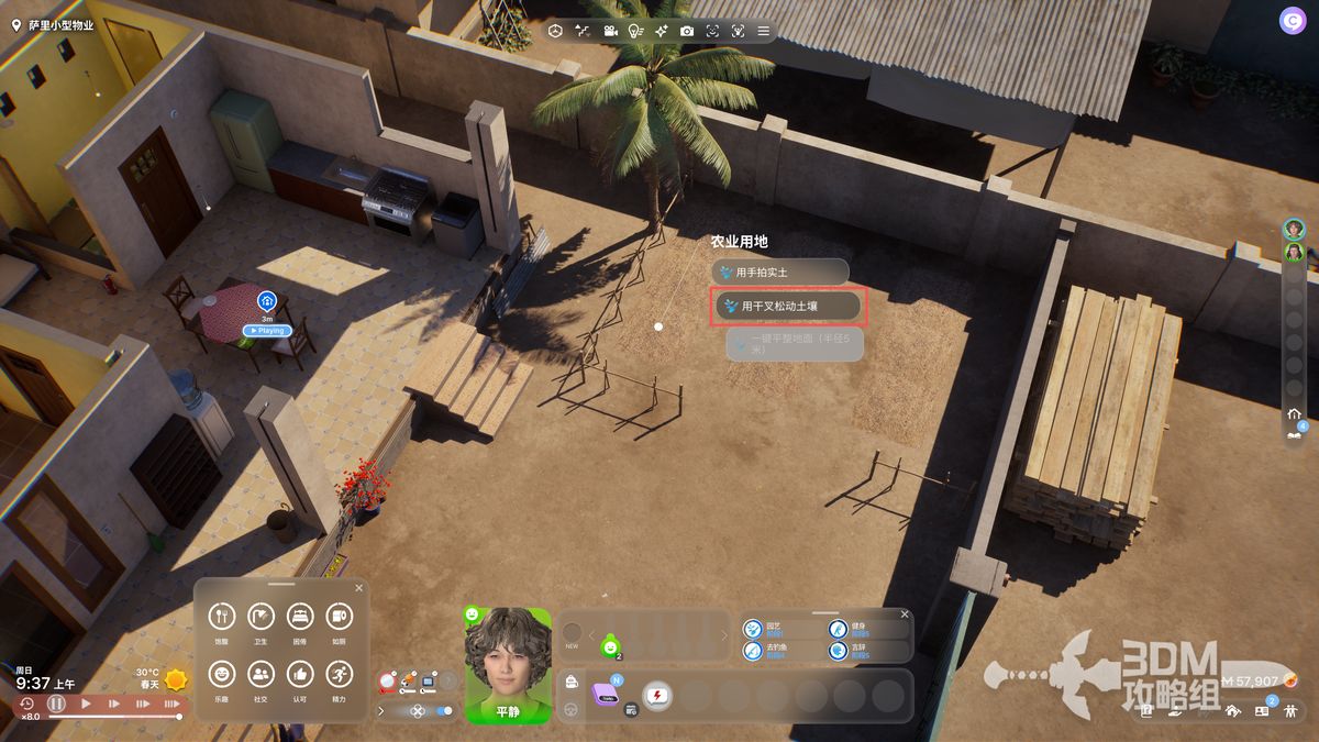 玩家在《inZOI：海岛假期》中使用干草叉翻耕农田，土地被均匀划开，准备播种