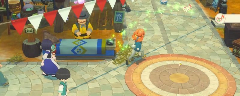 《牧场物语 来吧！风之繁华集市》中玩家在热闹的集市摊位前出售自制年糕和饰品的场景，背景有NPC顾客围观交易