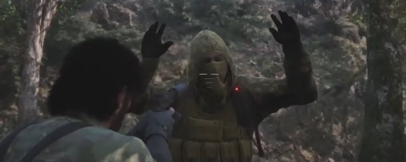 游戏中一名NPC被主角持枪对准，神情惊恐，地面上散落着多个道具，其中包括闪着蓝光的神秘影院胶片