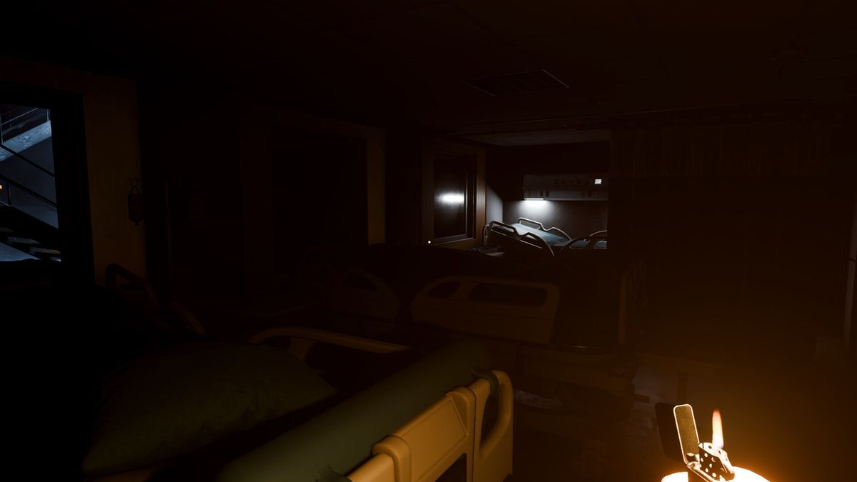 玩家在昏暗走廊中奔跑，身后传来沉重脚步声，手电光束晃动，墙上投射出巨大而扭曲的怪物影子