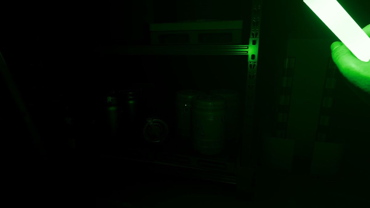 角色蹲伏在柜子后躲避怪物，呼吸声清晰可闻，屏幕边缘出现轻微晃动以增强紧张感